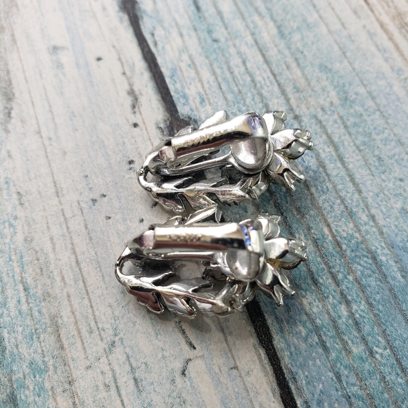 Coro Flower Earrings. - Picture 6 of 7